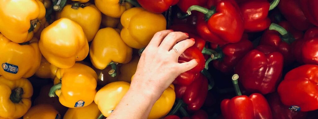 Comer de colores: por qué la variedad importa más que la cantidad Pimientos amarillos y rojos en un mercado