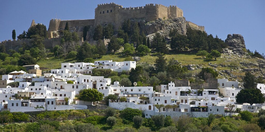 Acrópolis de Lindos sobre el pueblo blanco, en la isla de Rodas